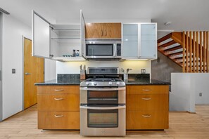 Apartment | Private kitchen - Gaslamp Row House - Sleeps 8 Private Garage AC (San Diego)