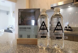 Zwei Wasserflaschen, eine Holzkiste und ein Schild im Hintergrund.
