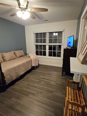 Living area - NEW COUNTRY HOME IN HARPERS FERRY (Charles Town)