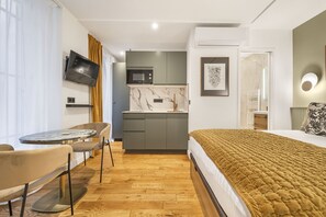 Iron/ironing board, free WiFi, bed sheets