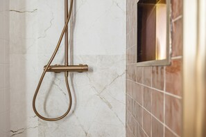 Douche, sèche-cheveux, serviettes fournies