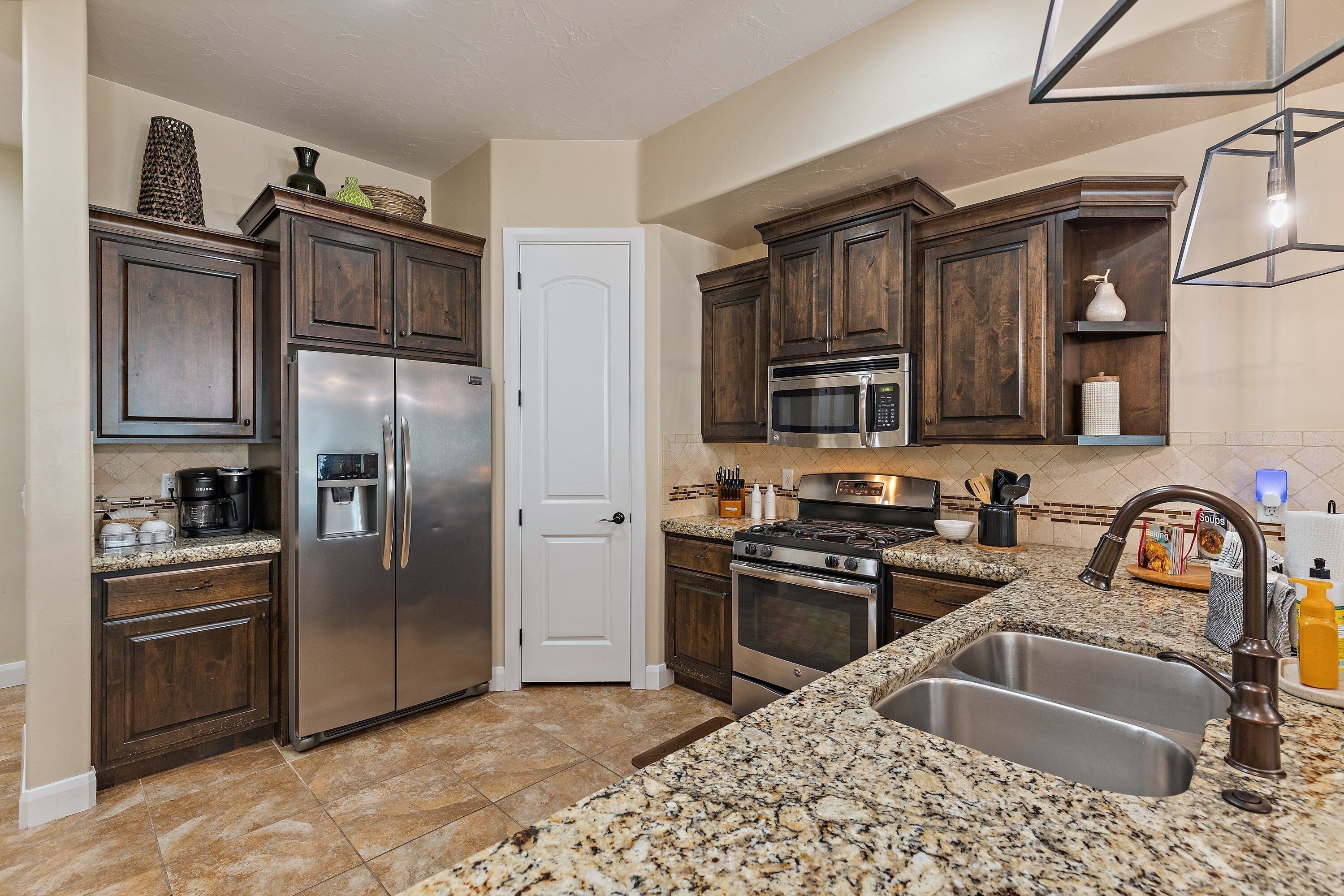 Townhome, 4 Bedrooms | Private kitchen | Fridge, oven, coffee/tea maker, toaster