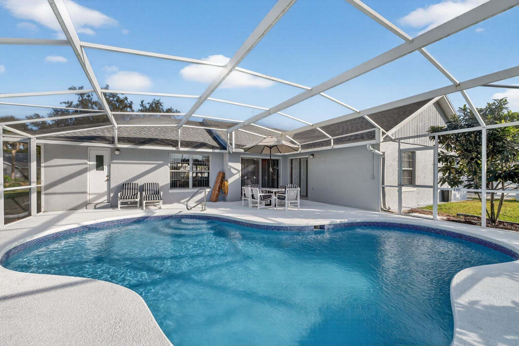 Talo, 4 makuuhuonetta | Uima-allas | Ulkouima-allas