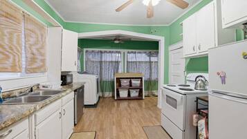 House, 3 Bedrooms | Private kitchen | Fridge, oven, coffee/tea maker, toaster