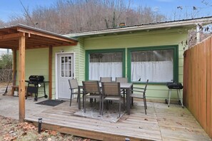 House, 3 Bedrooms | Outdoor dining - Cozy Matewan Trail Stay 3 Bedroom Home (North Matewan)