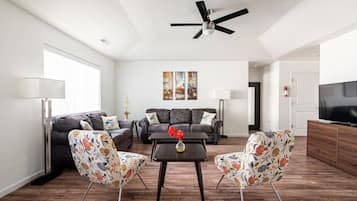 House, 3 Bedrooms | Ruang tamu | TV Pintar