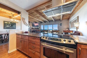 Condo, 3 quartos | Cozinha privada | Geladeira, fogão, cafeteira/chaleira, torradeira