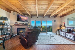 Condo, 3 quartos | Área de estar | Smart TV