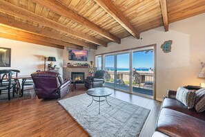 Condo, 3 quartos | Área de estar | Smart TV