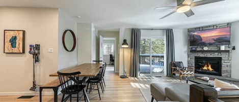 Appart'hÎtel, 3 chambres | Coin séjour | TV connectée