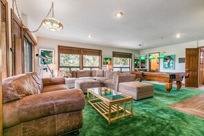 ハウス 5 ベッドルーム | リビング エリア | スマートテレビ