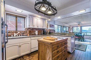 ハウス 5 ベッドルーム | 専用キッチン | 冷蔵庫、オーブン、コーヒー / ティーメーカー、トースター