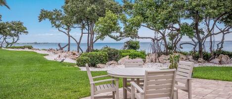 Maison, 2 chambres | Restauration en plein air