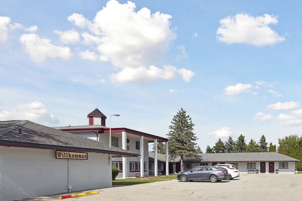 Exterior - Clean + Budget-Friendly King Room w/ Free Parking – Perfect Stopover! (Saginaw County)