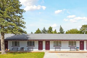 Exterior - 2 Group-Friendly Stays w/ Comfortable Beds Near Local Zoo, w/ Free Parking (Saginaw County)