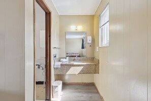 Bathroom - 2 Group-Friendly Stays w/ Comfortable Beds Near Local Zoo, w/ Free Parking (Saginaw County)