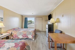 Room - 2 Group-Friendly Stays w/ Comfortable Beds Near Local Zoo, w/ Free Parking (Saginaw County)