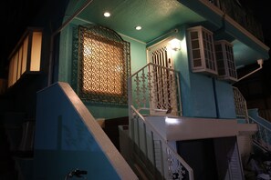 Un escalier orné d’une rampe décorative et d’un mur à motifs.