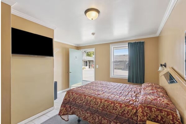 Room - 2 Budget- Friendly Rooms for Work Trips Near Conference Center & Dining Spots! (Saginaw County)