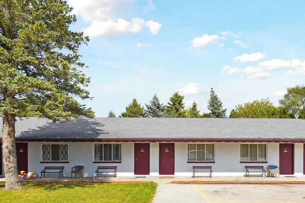 Exterior - 3 Convenient Rooms Perfect for a Road Trip Stop | Free Onsite Parking (Saginaw County)