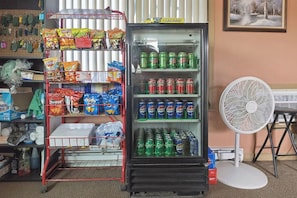 Gift shop - 3 Convenient Rooms Perfect for a Road Trip Stop | Free Onsite Parking (Saginaw County)