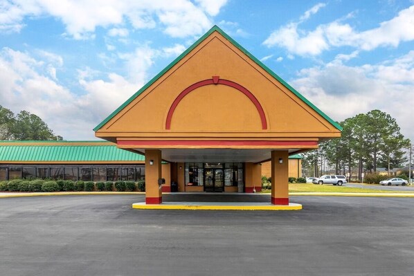 Exterior - Delight in Pet-Friendly Four Double Queen Bed Rooms w/ Pool Outdoor Pool (Douglas)