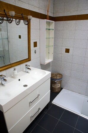 Shower, hair dryer, towels, toilet paper - Oceanfront Miramar house with fantastic views, full kitchen and wifi. (Gran Tarajal)