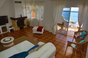 Living area - Oceanfront Miramar house with fantastic views, full kitchen and wifi. (Gran Tarajal)