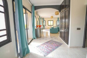 Biệt thự, nhiều phòng ngủ, phù hợp cho người khuyết tật, hút thuốc | Nội thất