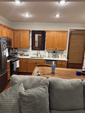 Mikroaaltouuni, uuni, liesi, astianpesukone