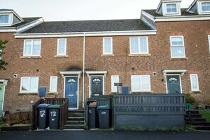 A row of terraced houses with front doors, windows, and a gated driveway. - Vacant Nest  | Cleveland Close | Central | Parking (County Durham)