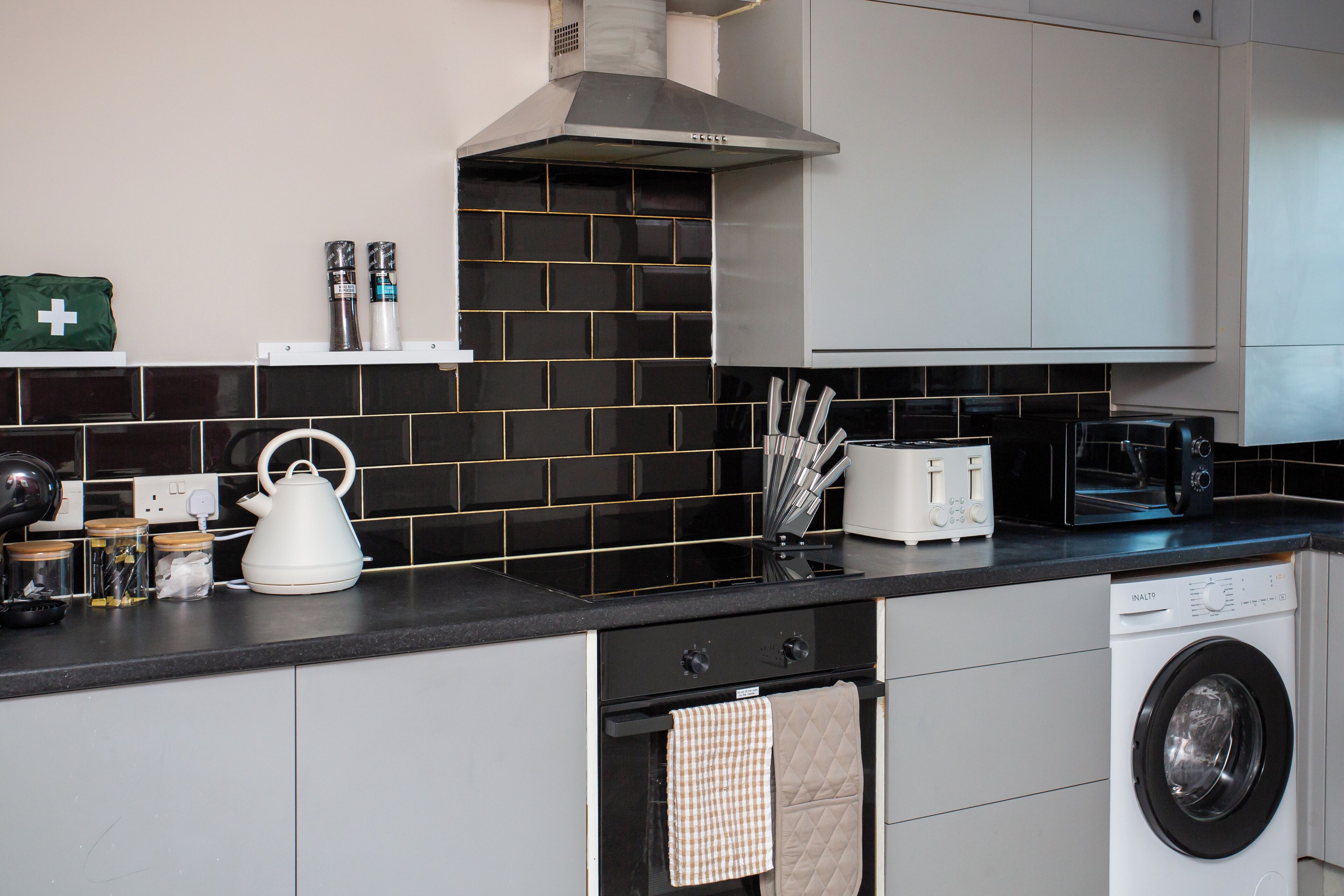 Een koelkast, een magnetron, een oven, een kookplaat