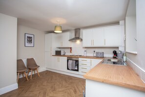 Fridge, microwave, oven, stovetop - countryside escape in the heart of Allendale (Allendale Town)
