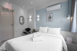 Estudio estándar | Espacio para trabajar con un portátil y tabla de planchar con plancha
