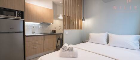 Estudio estándar | Cocina privada | Frigorífico grande, microondas, horno y placa de cocina