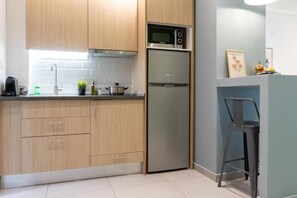 Estúdio standard | Cozinha privada | Geladeira grande, micro-ondas, fogão, cooktop