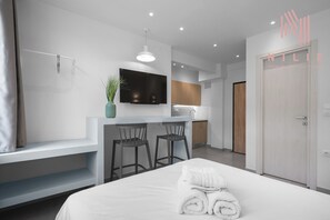 Estudio estándar | Espacio para trabajar con un portátil y tabla de planchar con plancha