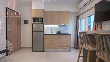 Standard Studio | Private kitchen | Full-size fridge, microwave, oven, stovetop