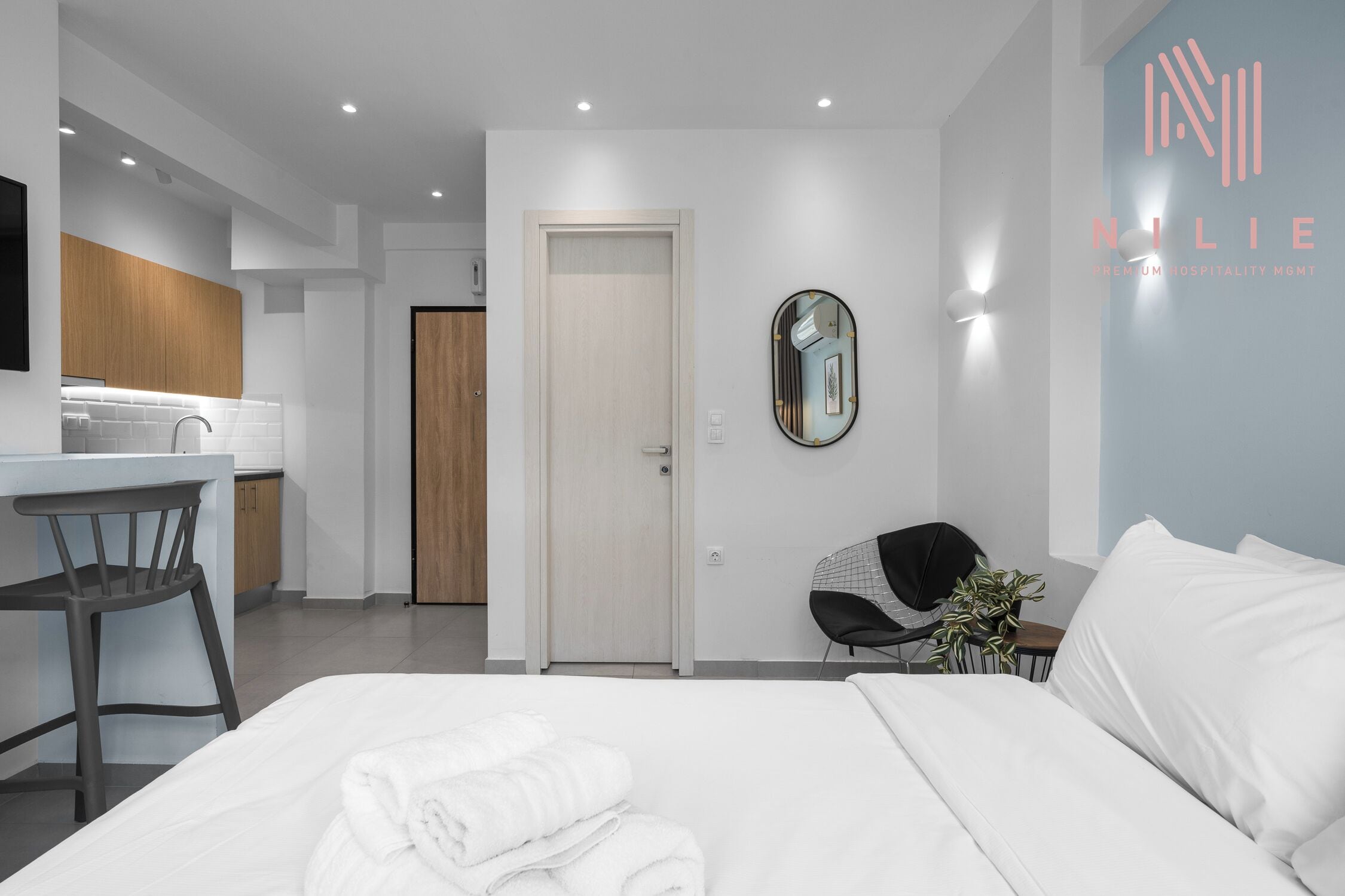 Studio – standard | Skrivebord for bærbar PC, strykejern/-brett og wi-fi (inkludert)