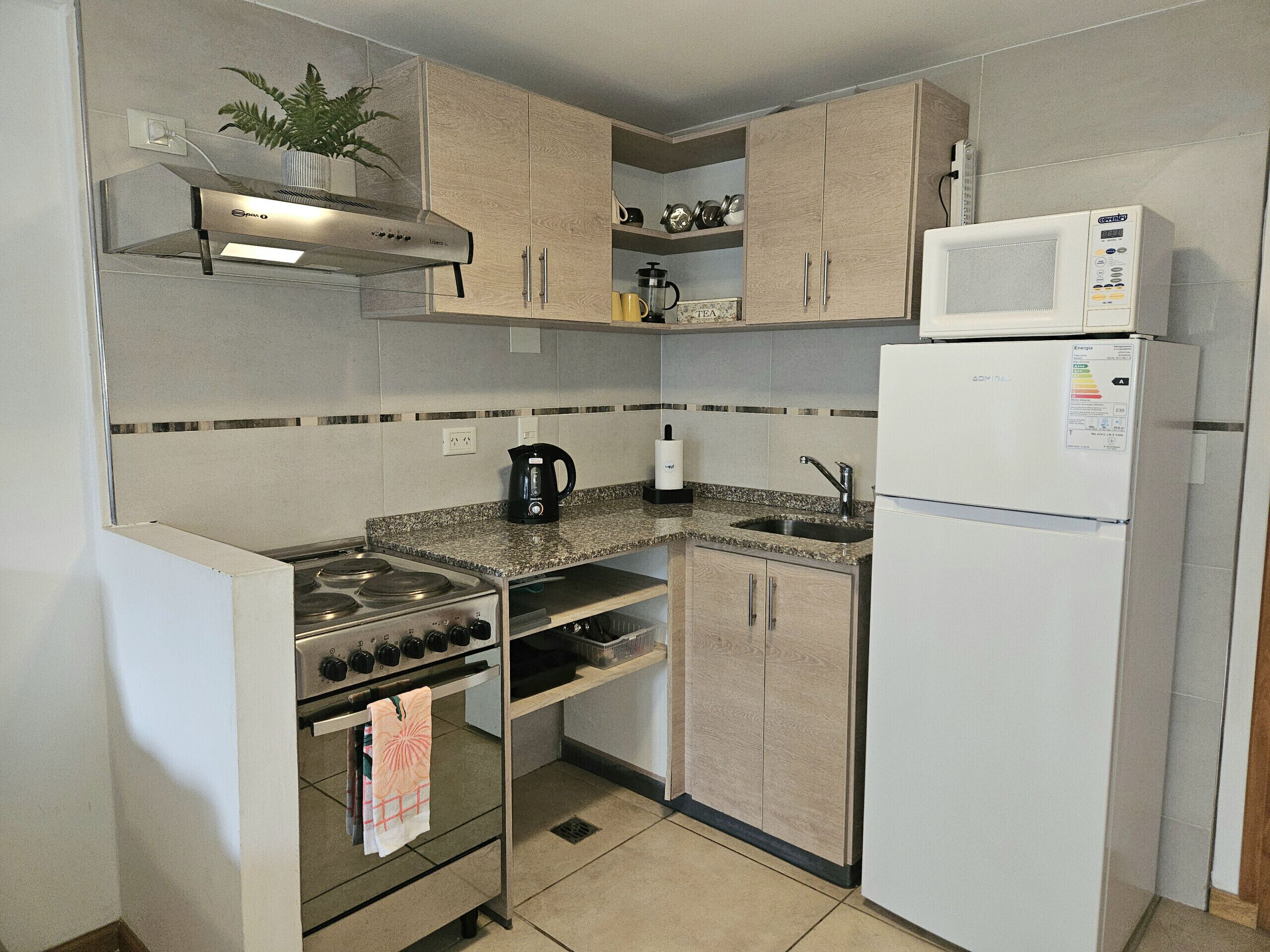 Geladeira, micro-ondas, fogão, cafeteira/chaleira