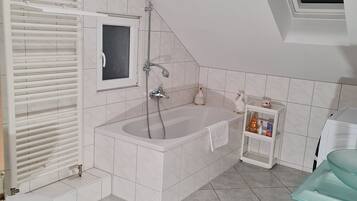 Haartrockner, Handtücher, Toilettenpapier