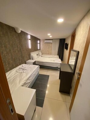 Two-Bedroom Apartment with Terrace | Een strijkplank/strijkijzer, gratis wifi