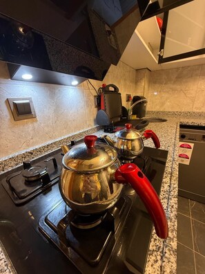 Fridge, microwave, oven, stovetop - Royal Fsm Suites (İstanbul)