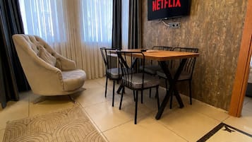 Three-Bedroom Premium Apartment with Balcony | Hochwertige Bettwaren, Betten mit Memory-Foam-Matratzen, Schreibtisch