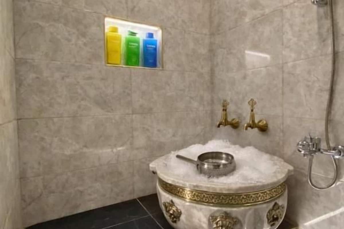 Three-Bedroom Premium Apartment with Balcony | Baño | Amenidades de baño gratuitas, secadora de cabello, pantuflas, jabón