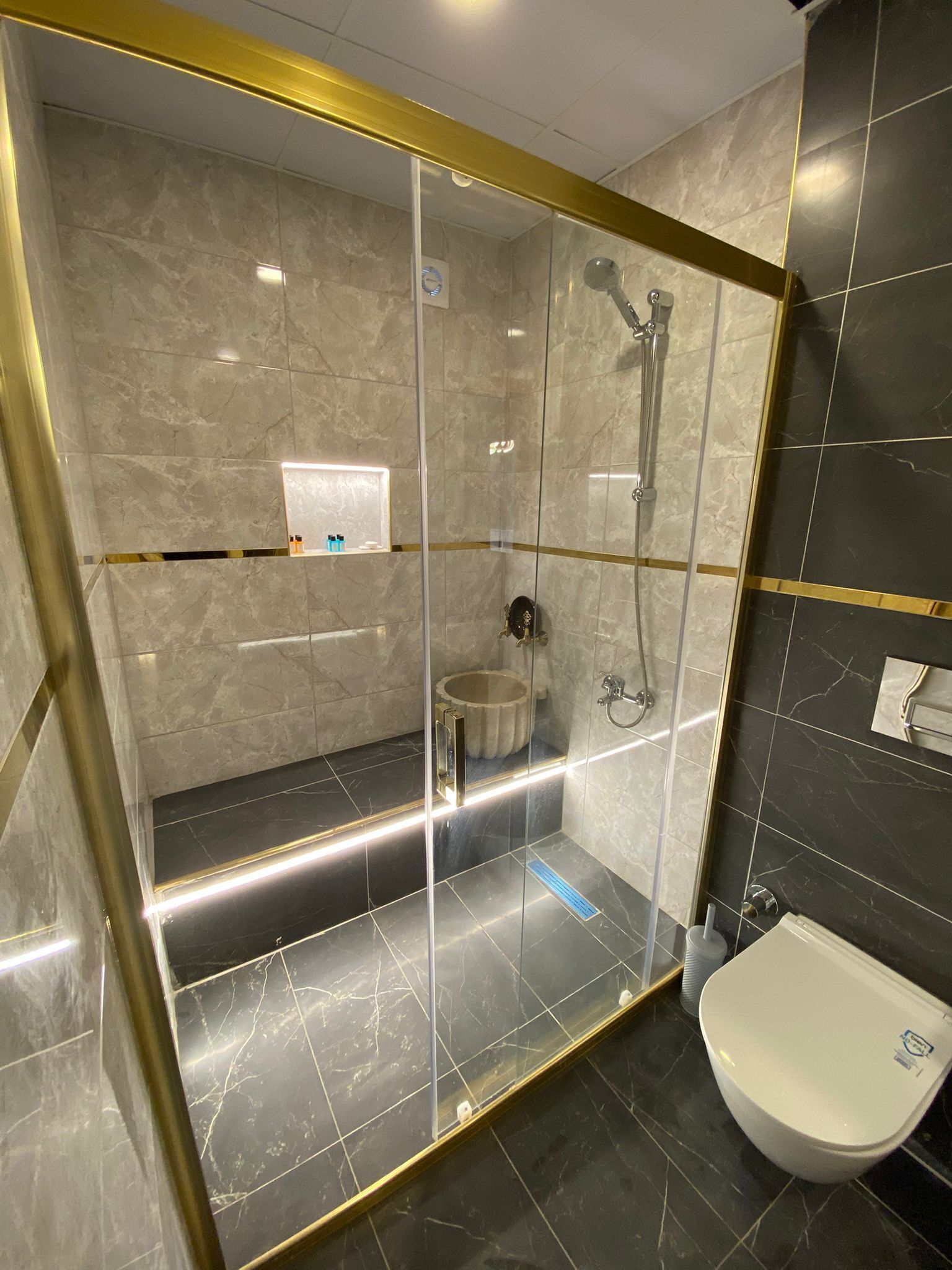 Three-Bedroom Premium Apartment with Balcony | Badkamer | Gratis toiletartikelen, een haardroger, pantoffels, handdoeken
