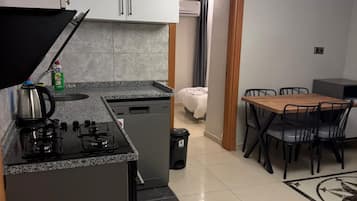 Three-Bedroom Apartment - Basement Floor | Wohnbereich | 32-Zoll-Smart-TV mit Satellitenempfang