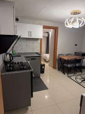 Three-Bedroom Apartment - Basement Floor | Aire de séjour | Téléviseur connecté de 32 po avec télévision par satellite