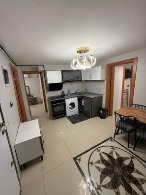 Three-Bedroom Apartment - Basement Floor | Cuisine privée | Réfrigérateur, four à micro-ondes, un four, surface de cuisson
