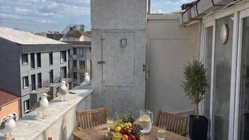 Two-Bedroom Apartment with Terrace | Blick auf die Stadt